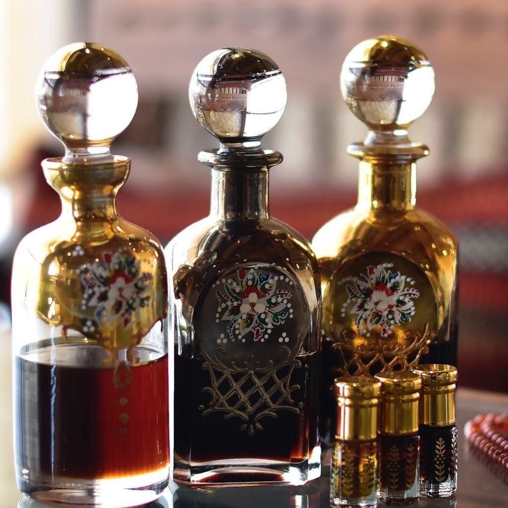 Parfumuri Arabesti Folosite de Vedete – Eleganța și Misterul Aromei Orientale