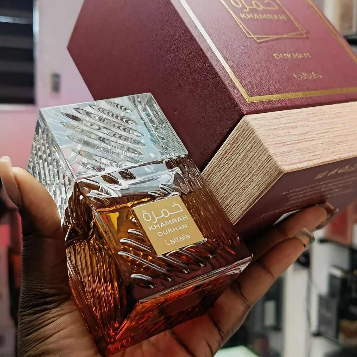 Khamrah Dukhan - Parfum arabesc unisex lemnos cu tutun vanilat